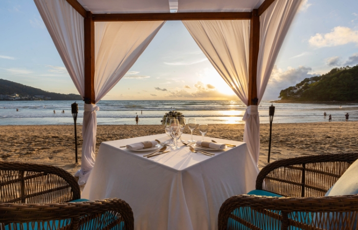 BEACHFRONT DINING EXPERIENCE